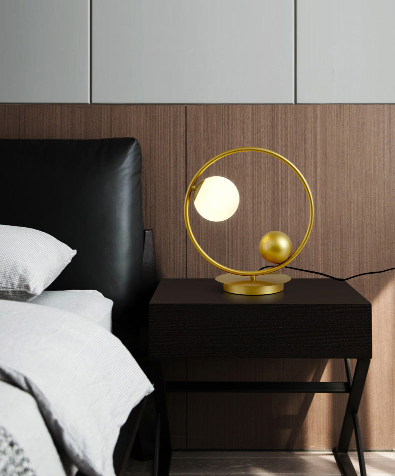 Lampada da tavolo decorativa per la casa in stile postmoderno in vetro opale con linee metalliche, lampada da comodino per camera da letto
