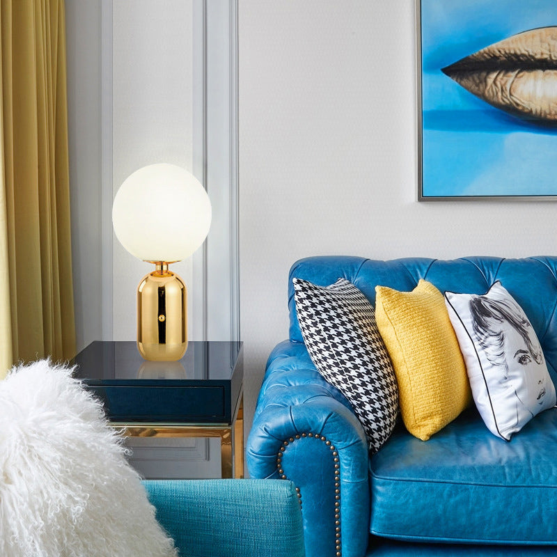 Lampada da tavolo globo in vetro bianco latte Lampada da comodino modernista in oro a 1 luce per comodino