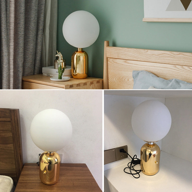 Lampada da tavolo globo in vetro bianco latte Lampada da comodino modernista in oro a 1 luce per comodino