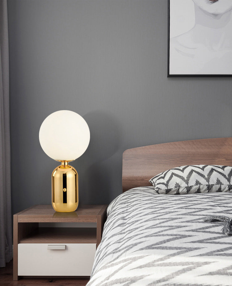 Lampada da tavolo globo in vetro bianco latte Lampada da comodino modernista in oro a 1 luce per comodino