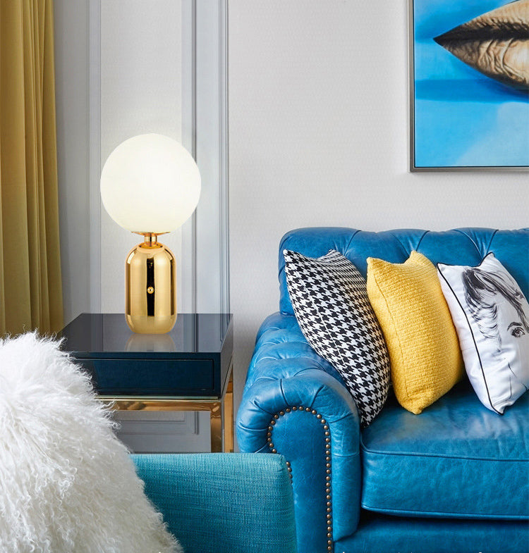 Lampada da tavolo globo in vetro bianco latte Lampada da comodino modernista in oro a 1 luce per comodino