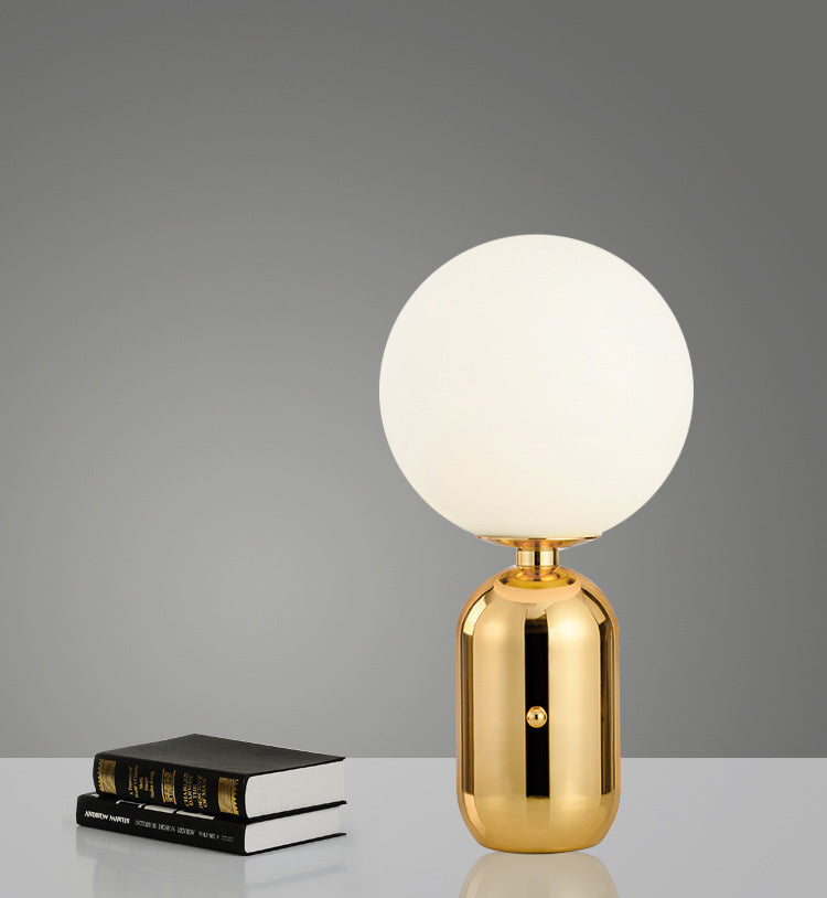 Lampada da tavolo globo in vetro bianco latte Lampada da comodino modernista in oro a 1 luce per comodino