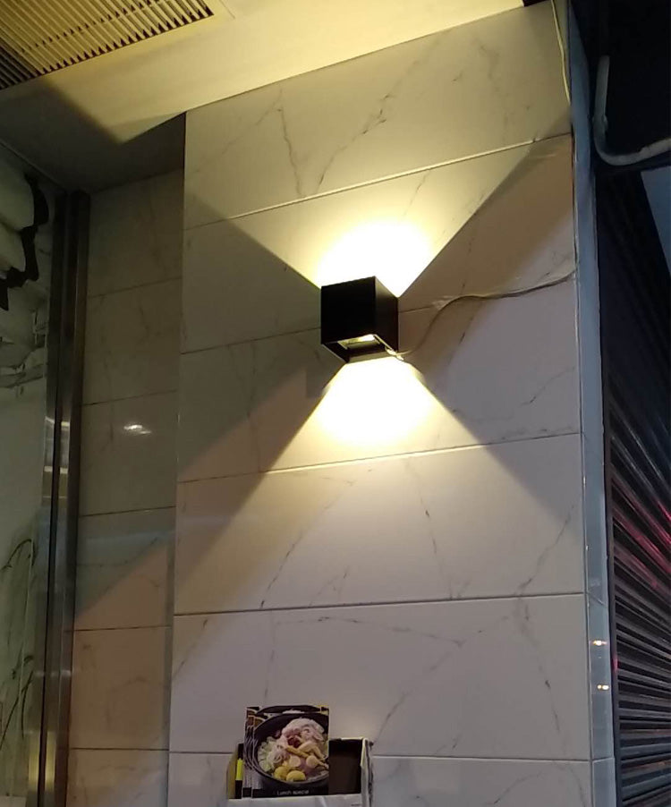 Moderner minimalistischer Stil quadratisch auf und ab LED Wandleuchte Metallwandleuchten für Außenwand