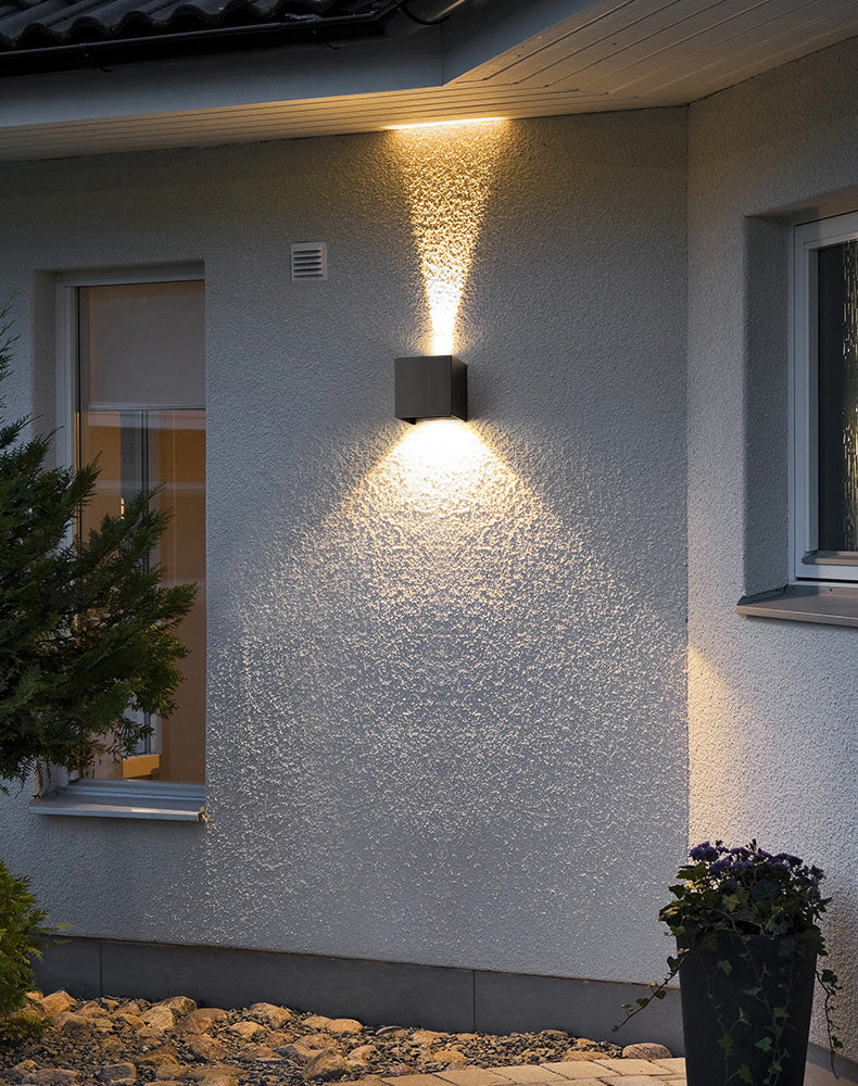 Moderner minimalistischer Stil quadratisch auf und ab LED Wandleuchte Metallwandleuchten für Außenwand