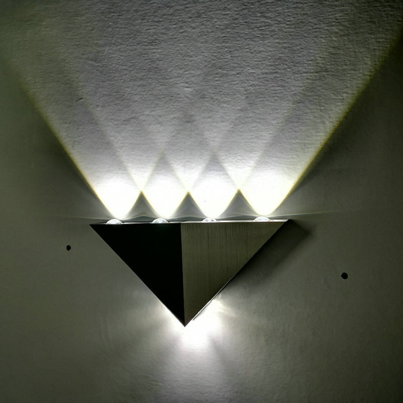 Lámpara de pared LED de aluminio triangular de aluminio de 9 "de ancho accesorio de iluminación decorativa interior en negro + blanco