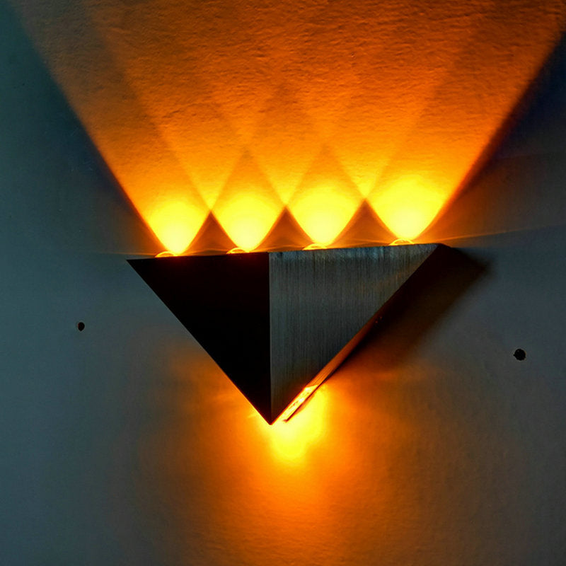 Lámpara de pared LED de aluminio triangular de aluminio de 9 "de ancho accesorio de iluminación decorativa interior en negro + blanco