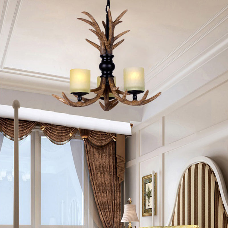 3 bulbes Résine Chandelier Éclairage traditionnel Brown Deer Antler salon suspendu avec une teinte cylindrique en verre givré blanc