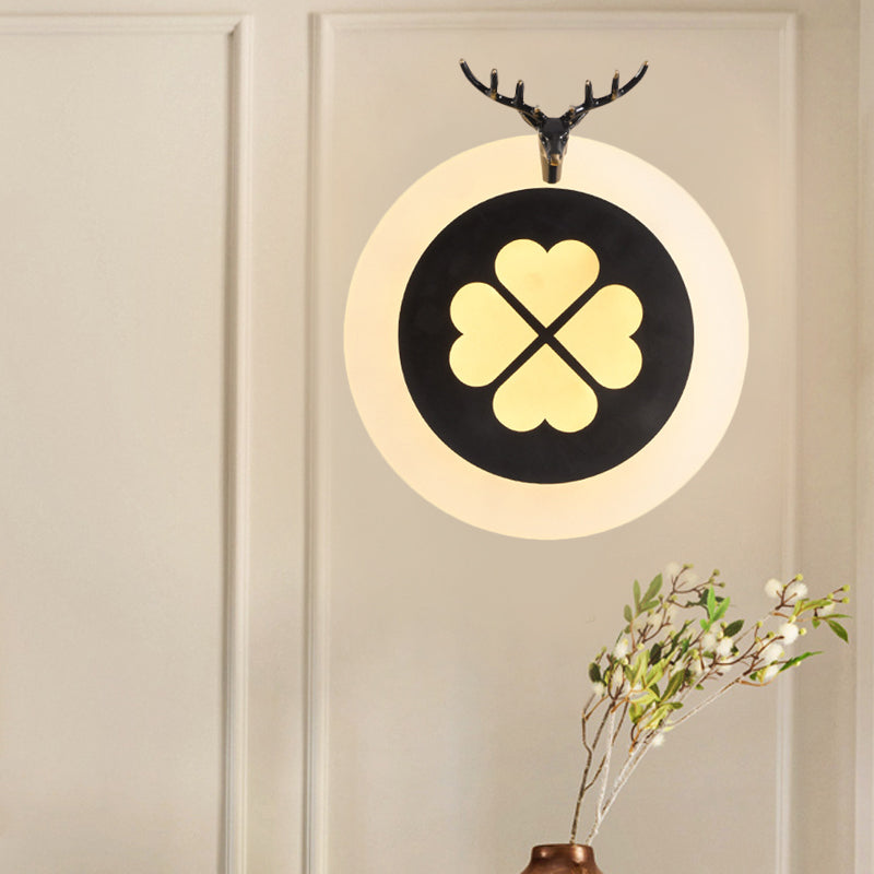 Metal Circle Sconce Light Tradition Sogro del soggiorno Funzione illuminazione a parete LED in ottone/nero con fortunato trifoglio