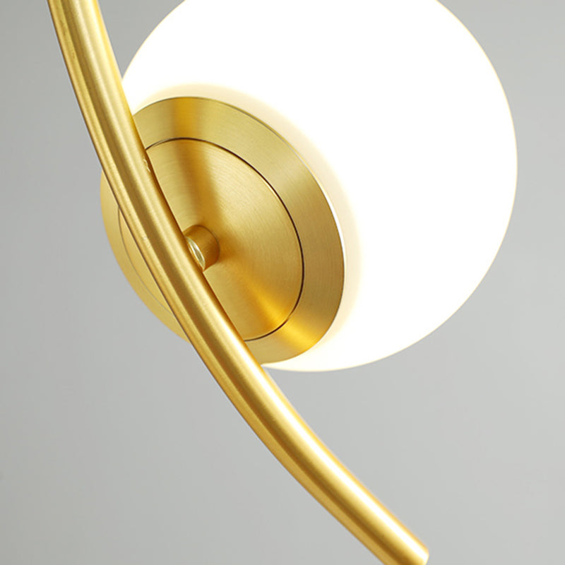 Moderno lampadario a sospensione sferica moderna vetro smerigliato a 9 bulbari a sospensione con braccio nero e oro