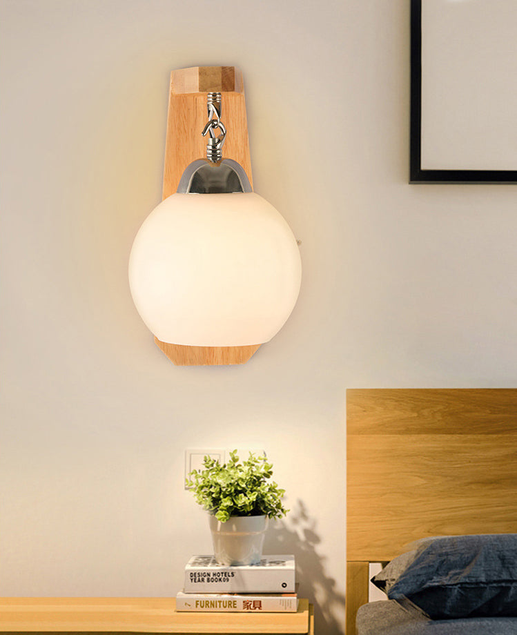 Luz de pared de globo de vidrio de leche con lámpara de pared contemporánea de bombilla de madera en blanco para dormitorio