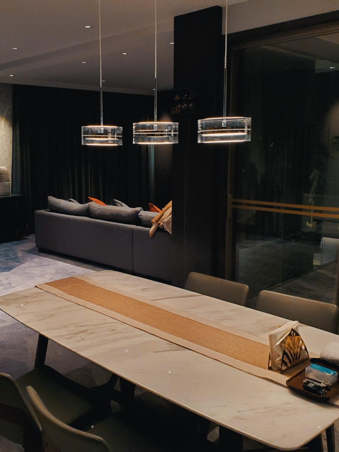 Iluminación de suspensión redonda plateada Simplicidad Cuerte LED de vidrio transparente para comedor