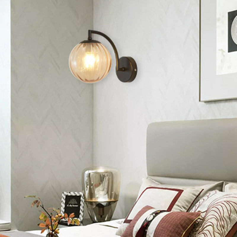 Luce da parete globo in vetro a 1 luce Nordic Luce da letto 7,5 "H Apparecchio di illuminazione con braccio in metallo ad arco