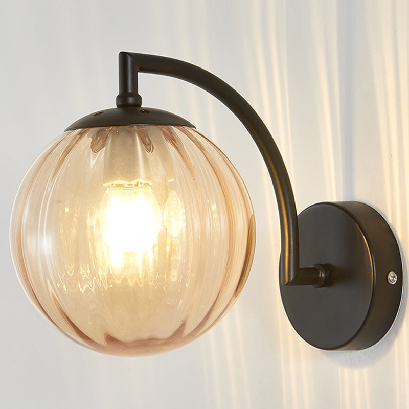 Luce da parete globo in vetro a 1 luce Nordic Luce da letto 7,5 "H Apparecchio di illuminazione con braccio in metallo ad arco