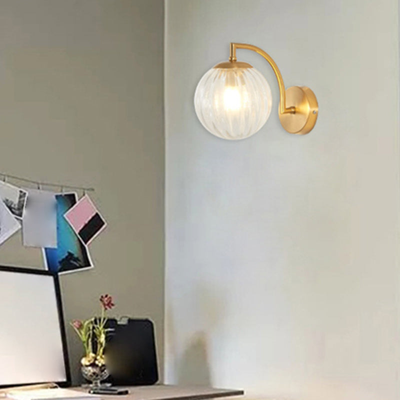 Luce da parete globo in vetro a 1 luce Nordic Luce da letto 7,5 "H Apparecchio di illuminazione con braccio in metallo ad arco