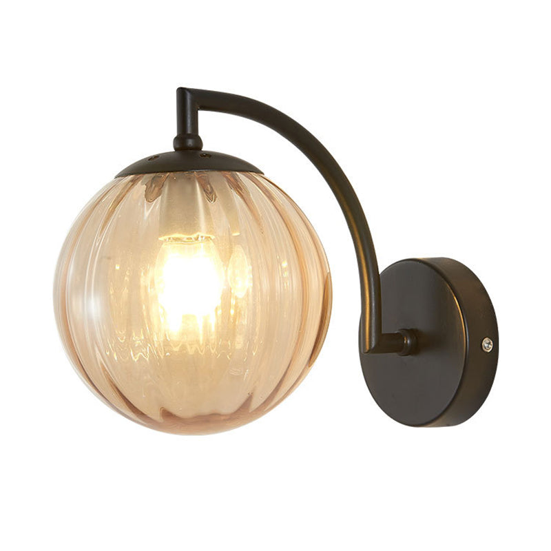 Luce da parete globo in vetro a 1 luce Nordic Luce da letto 7,5 "H Apparecchio di illuminazione con braccio in metallo ad arco