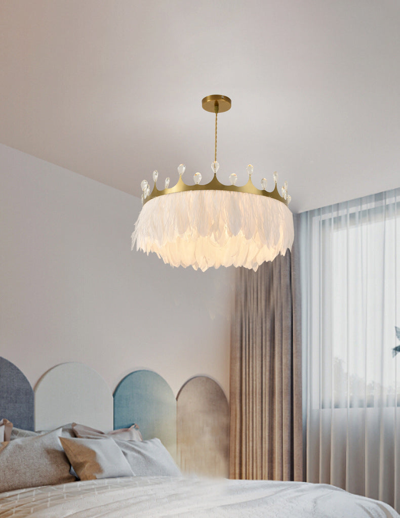 Lámpara de araña de plumas de la corona Luz moderna de dormitorio moderno accesorio de iluminación suspendida