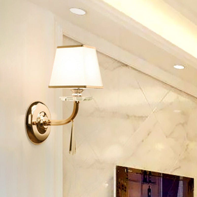 Luz de la pared de la pared trapezoide tradicional 1 cabeza de tela blanca de tela blanca accesorio de iluminación de pared con cristal colgante