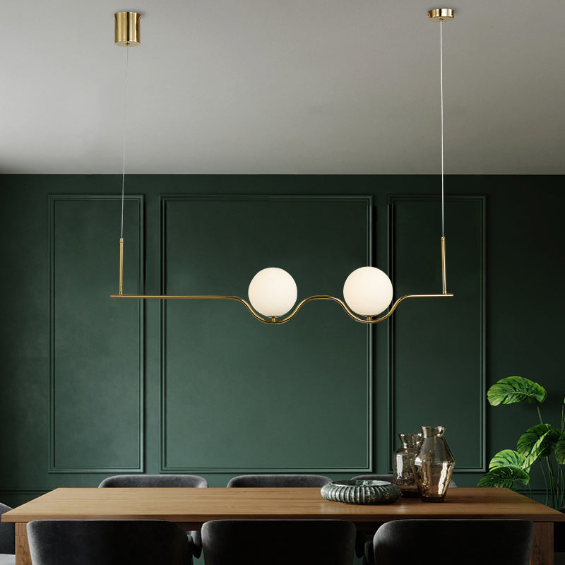 2 têtes Room Room Island Lamp Kit de lumière suspendue en or contemporain avec teinte en verre blanc sphérique