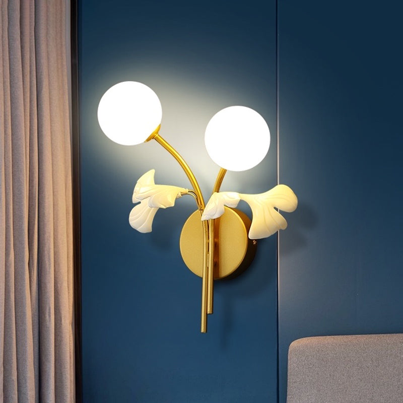 Luz de la plataforma de dormitorio lámpara de lámpara de estilo blanco moderno lámpara de montaje de pared blanca con sombra de vidrio orbe