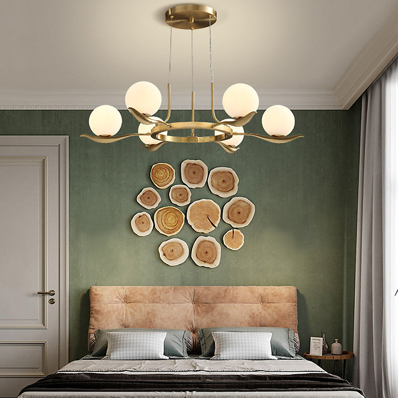 Araña de techo de bola de vidrio blanco esmerilado 6 cabezas 6 cabezas de iluminación suspendida en latón