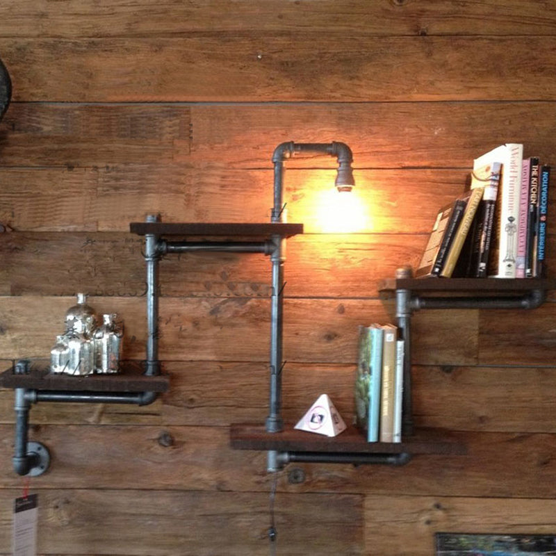 Industrielle Rohrleitungswand montierte Beleuchtung Metallic Wandleuchten in Schwarz mit Holzregal