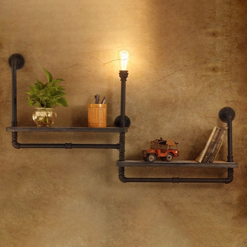 Industrielle Rohrleitungswand montierte Beleuchtung Metallic Wandleuchten in Schwarz mit Holzregal