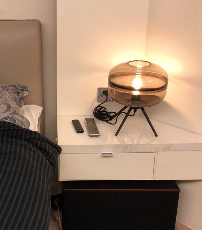 Lampe de table en verre de tambour de style nordique de style simplicité 11,5 "de largeur de chambre à coucher avec base de trépied en métal noir