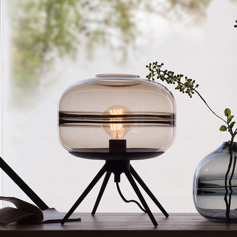 Lampe de table en verre de tambour de style nordique de style simplicité 11,5 "de largeur de chambre à coucher avec base de trépied en métal noir