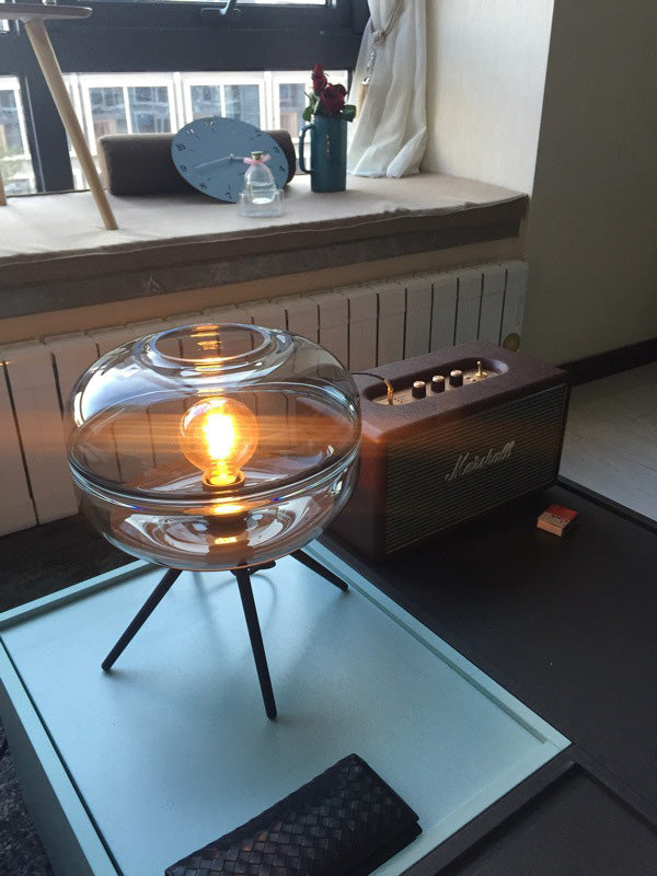 Lampe de table en verre de tambour de style nordique de style simplicité 11,5 "de largeur de chambre à coucher avec base de trépied en métal noir