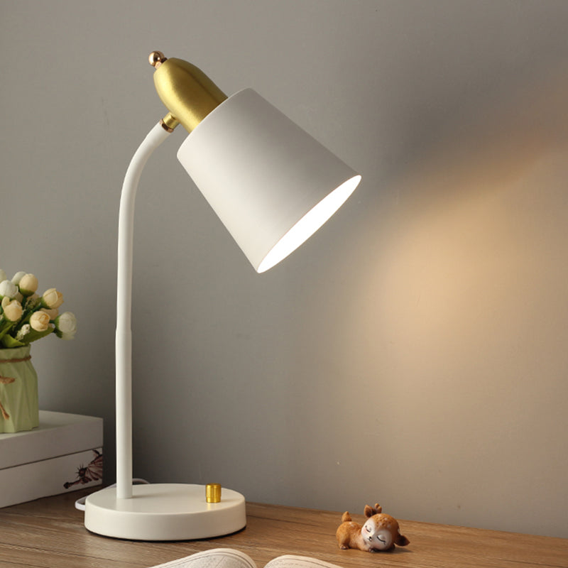 Lámpara de mesa de estilo de la sala de estudio de una sola bombilla con tono de metal cónico