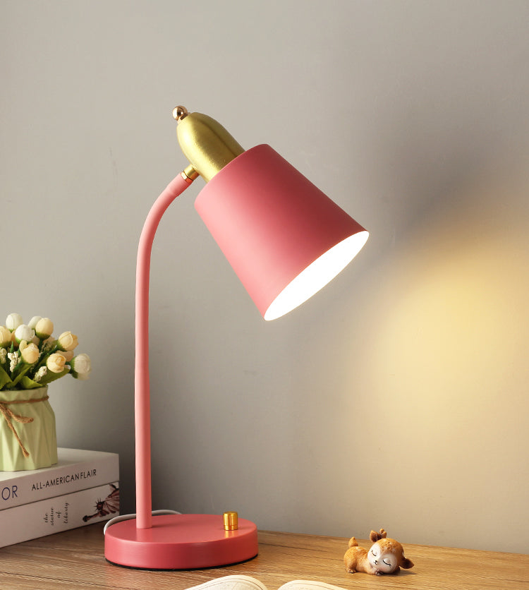 Lámpara de mesa de estilo de la sala de estudio de una sola bombilla con tono de metal cónico