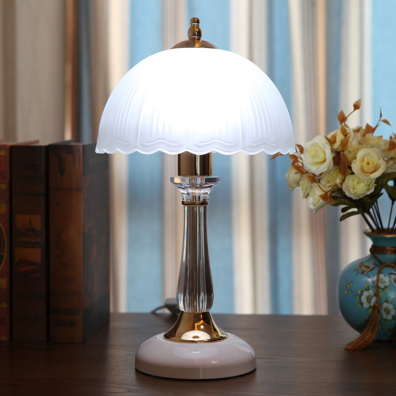 Lampe de table festonnée en verre blanc givré moderne 1 tête de tête en or Lumière pour chambre à coucher