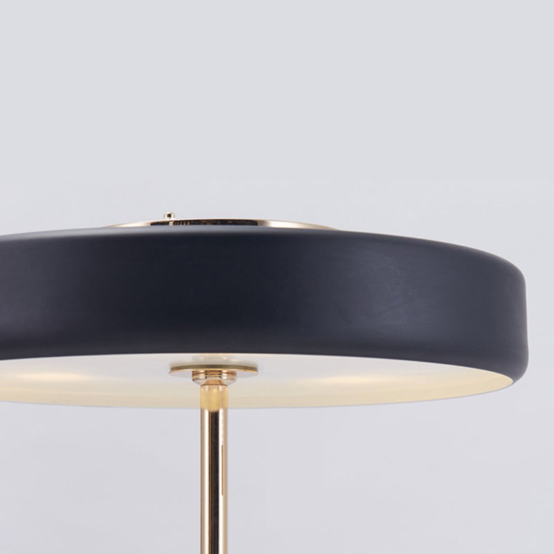 Table ronde postmoderne Lumière Métal Livrée LED Table table de chevet avec interrupteur de chaîne