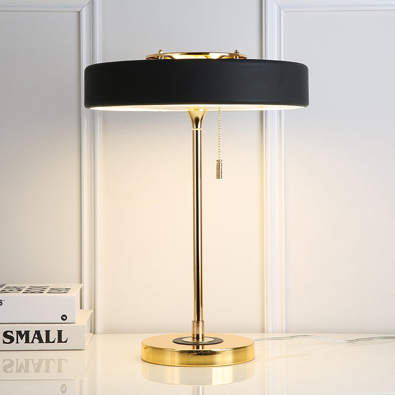 Table ronde postmoderne Lumière Métal Livrée LED Table table de chevet avec interrupteur de chaîne