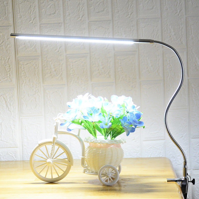 Lámpara de tarea de metal lineal ajustable Luz de escritorio de plata moderna con abrazadera para la sala de estudio