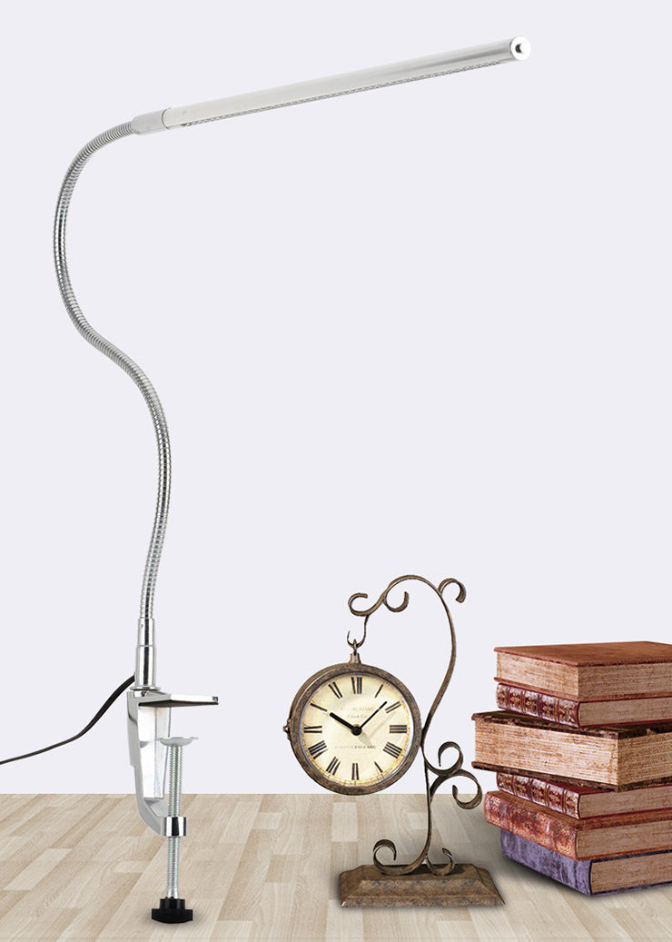 Lámpara de tarea de metal lineal ajustable Luz de escritorio de plata moderna con abrazadera para la sala de estudio