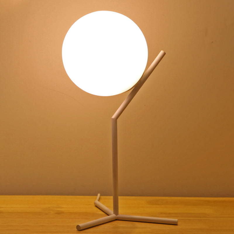 Moderne statief tafelverlichting metaal 1-licht slaapkamer nachtlampje met bal witte glazen schaduw