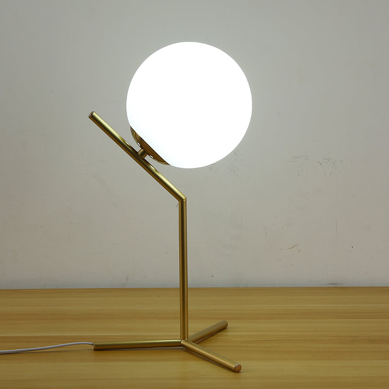 Moderne statief tafelverlichting metaal 1-licht slaapkamer nachtlampje met bal witte glazen schaduw