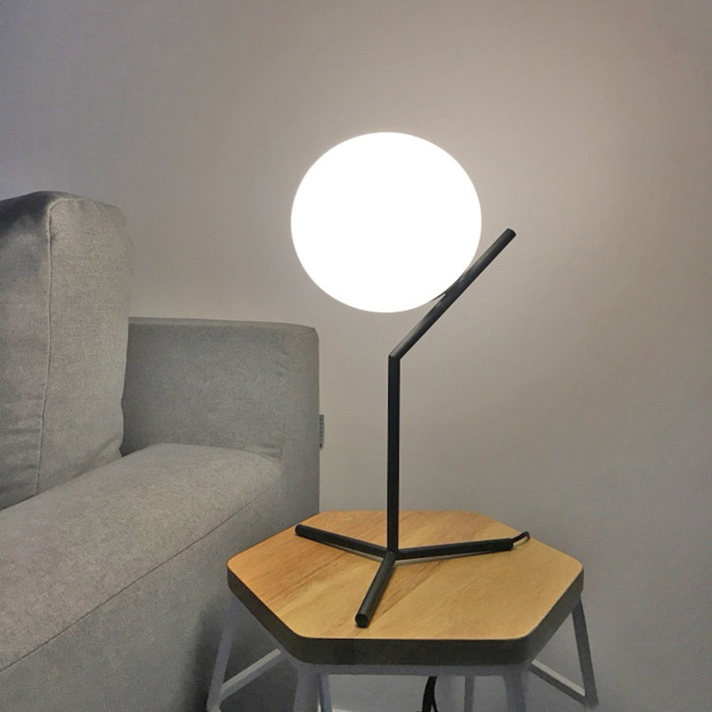 Moderne statief tafelverlichting metaal 1-licht slaapkamer nachtlampje met bal witte glazen schaduw