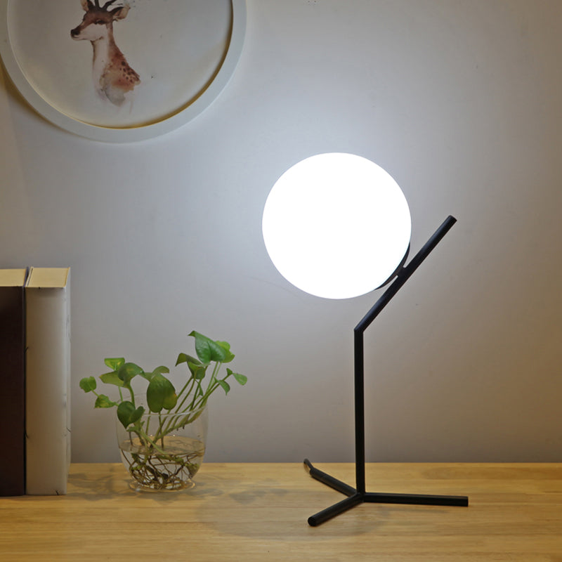 Moderne statief tafelverlichting metaal 1-licht slaapkamer nachtlampje met bal witte glazen schaduw