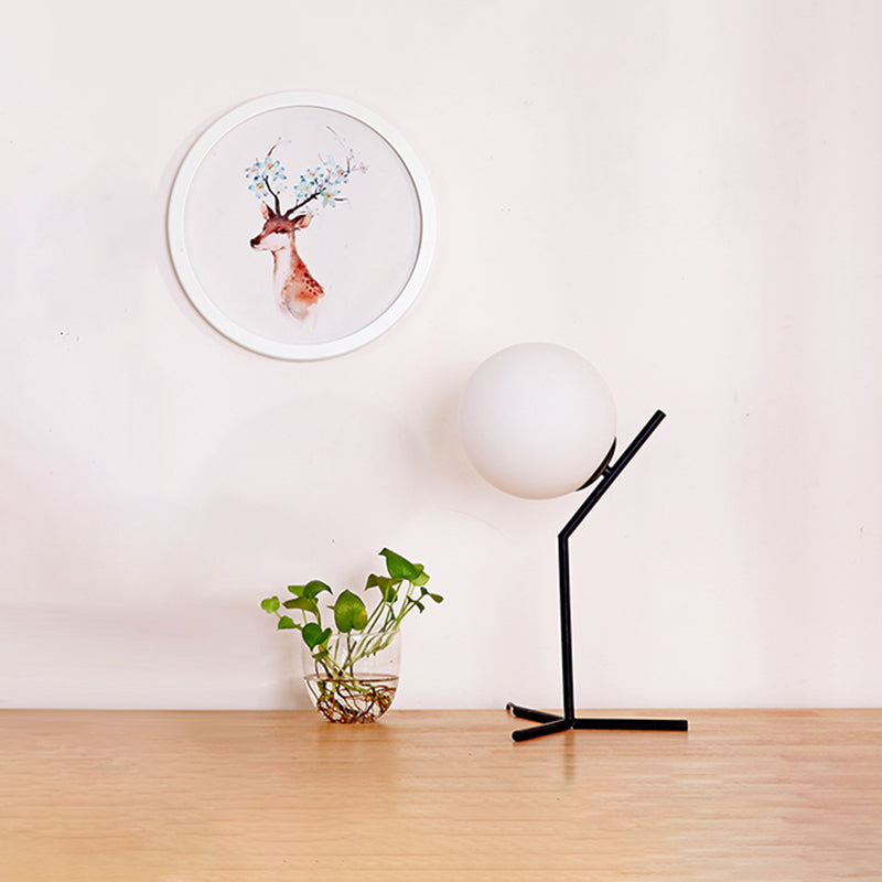 Moderne statief tafelverlichting metaal 1-licht slaapkamer nachtlampje met bal witte glazen schaduw