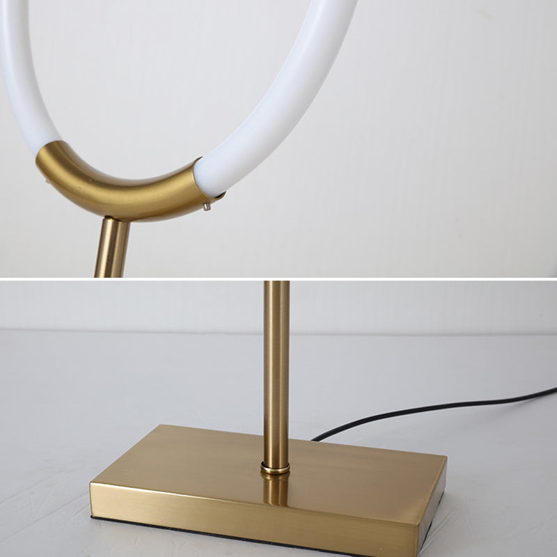 Acryl Halo -ringtafellamp Minimalistisch messing vergulde LED Night Stand Light voor slaapkamer