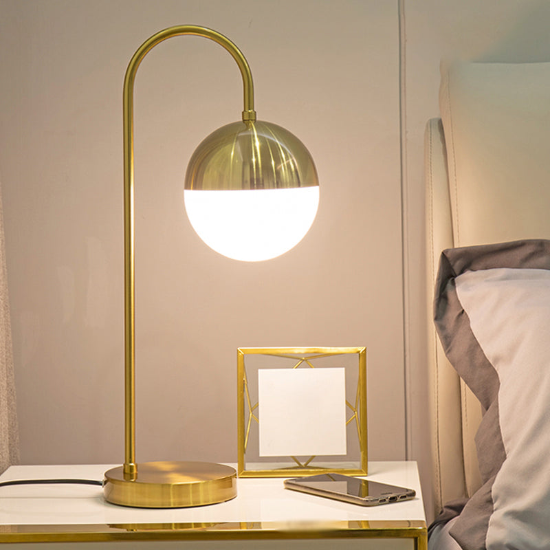 Gouden Gouslandeck tafellamp Modern 1-licht wit glas nachtkastje licht met balschaduw