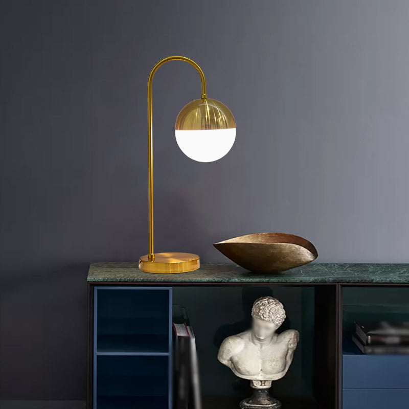 Gouden Gouslandeck tafellamp Modern 1-licht wit glas nachtkastje licht met balschaduw
