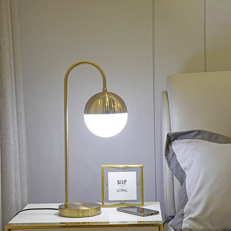 Gouden Gouslandeck tafellamp Modern 1-licht wit glas nachtkastje licht met balschaduw