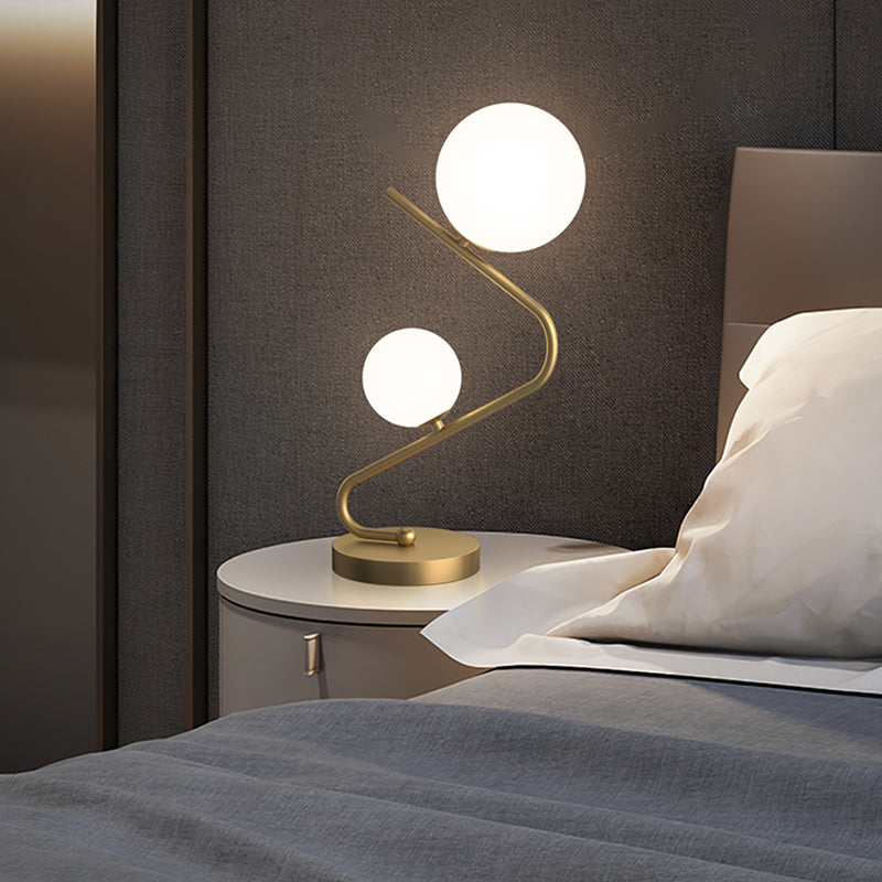 Gebogener Tisch Licht minimalistische Opalkugelglas 2-Bulb-Messing Nacht Stand Lampe für Schlafzimmer