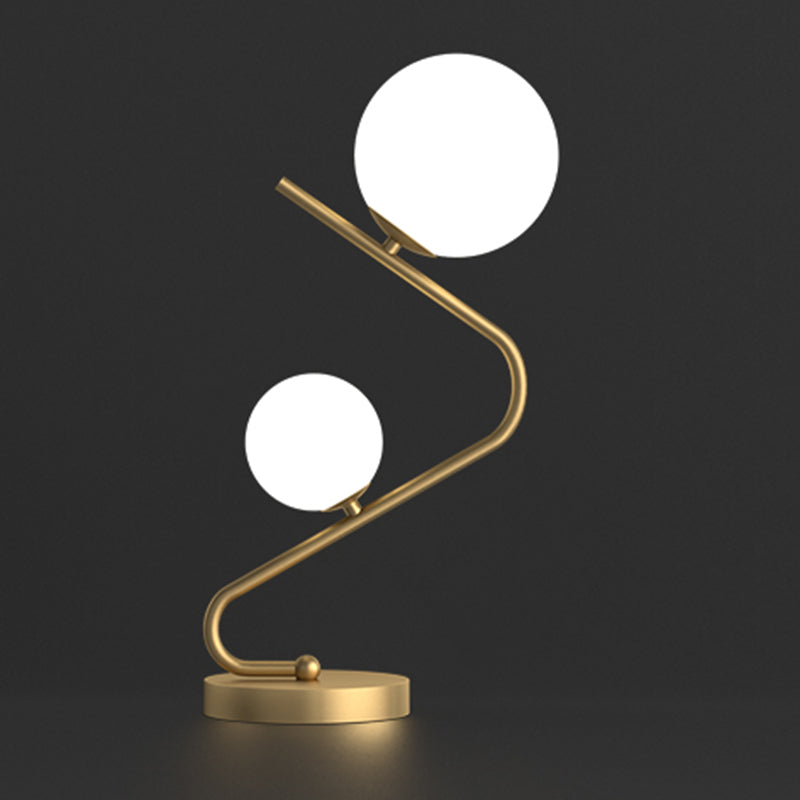 Gebogener Tisch Licht minimalistische Opalkugelglas 2-Bulb-Messing Nacht Stand Lampe für Schlafzimmer