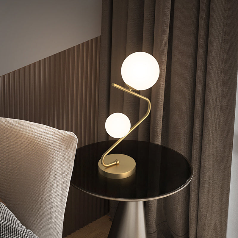 Gebogener Tisch Licht minimalistische Opalkugelglas 2-Bulb-Messing Nacht Stand Lampe für Schlafzimmer