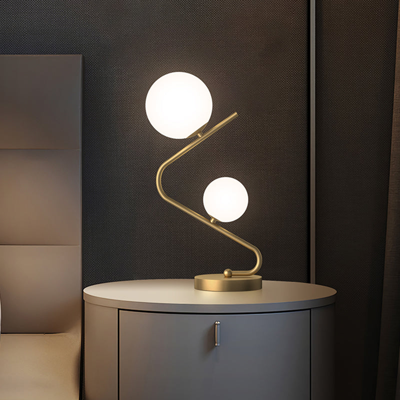 Gebogener Tisch Licht minimalistische Opalkugelglas 2-Bulb-Messing Nacht Stand Lampe für Schlafzimmer