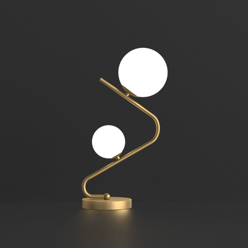Gebogener Tisch Licht minimalistische Opalkugelglas 2-Bulb-Messing Nacht Stand Lampe für Schlafzimmer